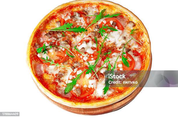 Pizza Com Tomate Bacon Carne De Porco No Suporte De Madeira Isolados - Fotografias de stock e mais imagens de Cheio