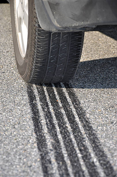 abs morceaux de freinage d'urgence - tire track skidding asphalt tire photos et images de collection