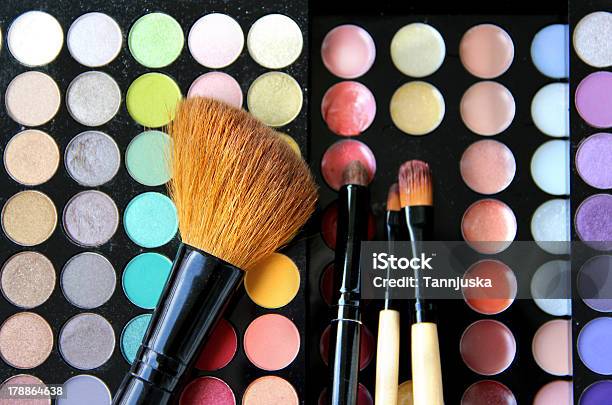 Paleta De Maquiagem E Pincéis - Fotografias de stock e mais imagens de Batom - Batom, Beleza, Blush