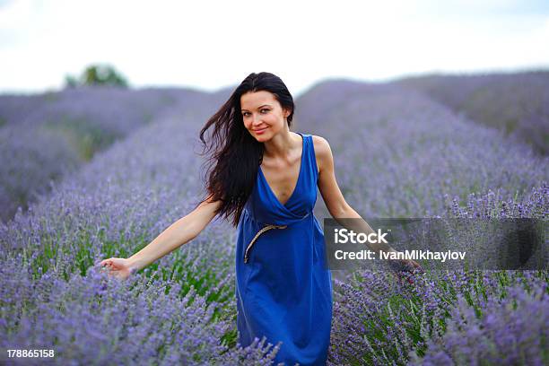 Photo libre de droit de Femme Debout Sur Un Champ De Lavande banque d'images et plus d'images libres de droit de Adulte - Adulte, Beauté, Beauté de la nature