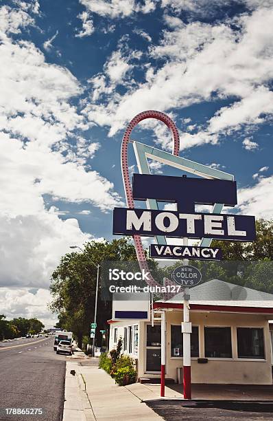 Vecchia Insegna Di Motel - Fotografie stock e altre immagini di Motel - Motel, Arizona, Abbandonato