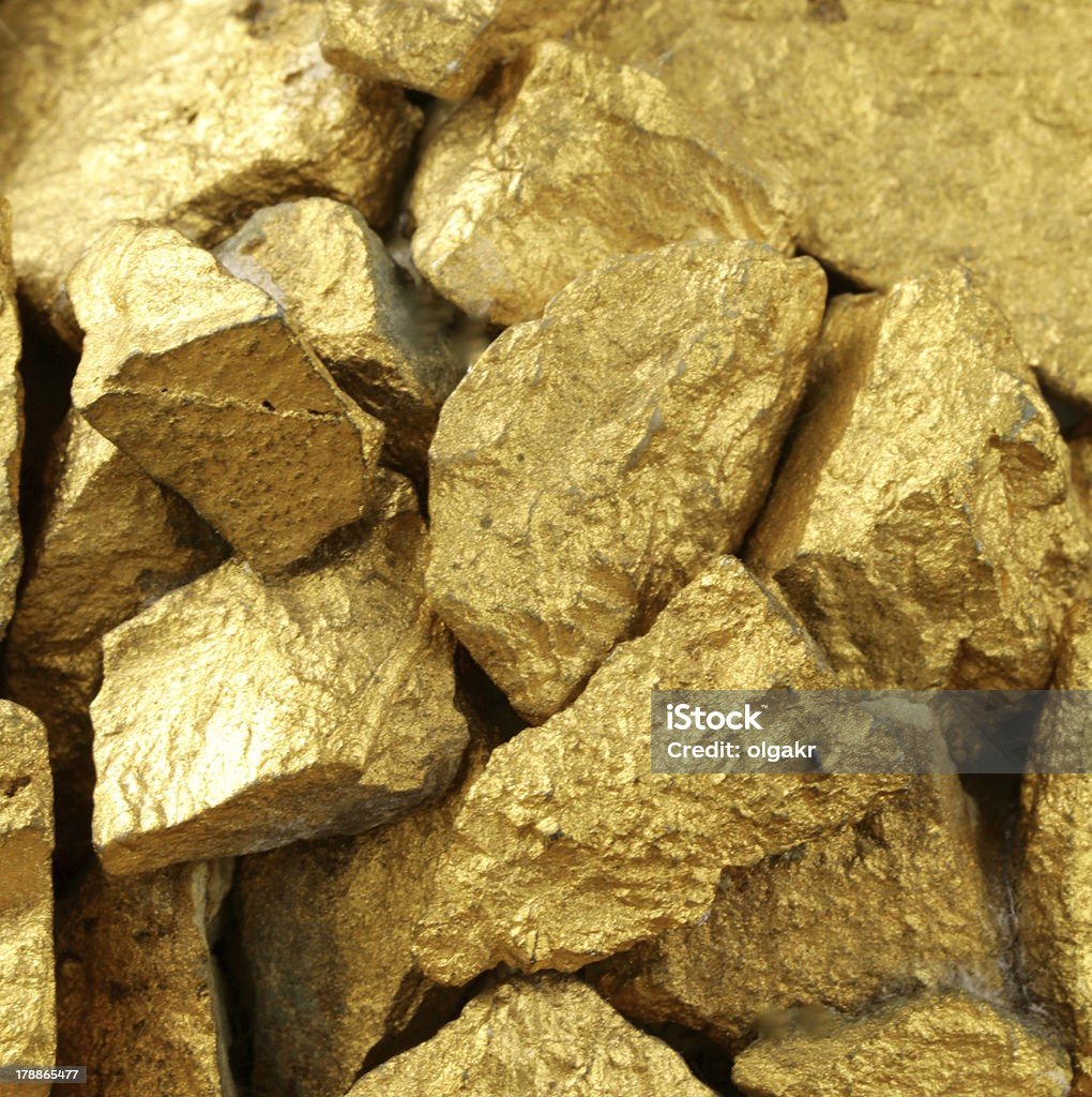 gold nuggets de nombreux articles que l'arrière-plan - Photo de Aspect métallique libre de droits