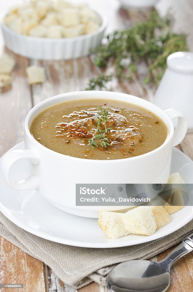 Champignon crème avec croûtons et soupe dans un bol de thym - Photo de Champignon libre de droits