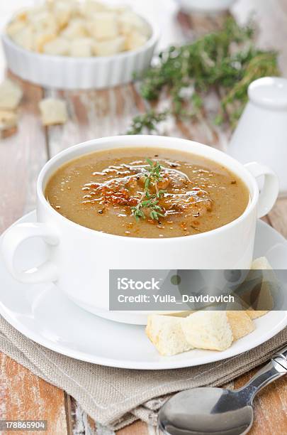 Photo libre de droit de Champignon Crème Avec Croûtons Et Soupe Dans Un Bol De Thym banque d'images et plus d'images libres de droit de Champignon