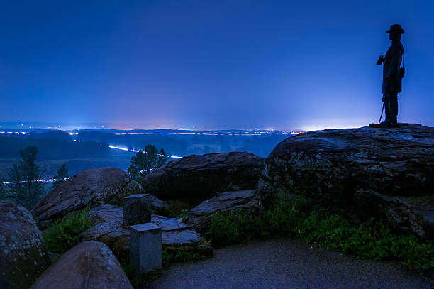 foggy noite em pequenos todo último, em gettysburg, pa. - nobody gettysburg pennsylvania mid atlantic usa - fotografias e filmes do acervo