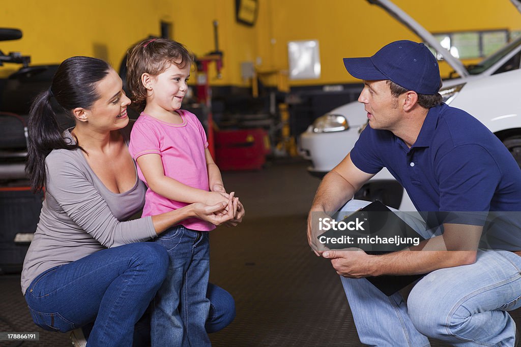 friendly auto técnico falar com cliente Filha - Royalty-free Criança Foto de stock