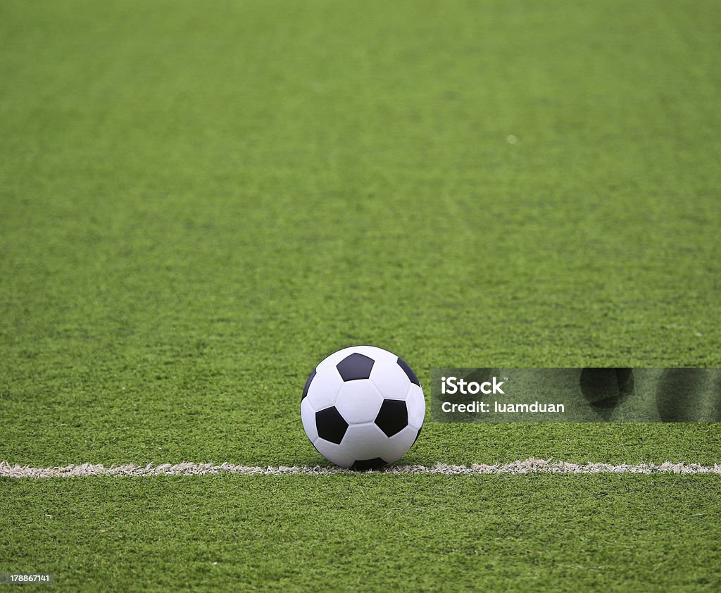 Weiße Streifen auf die grüne Fußballplatz mit ball - Lizenzfrei Ausrüstung und Geräte Stock-Foto