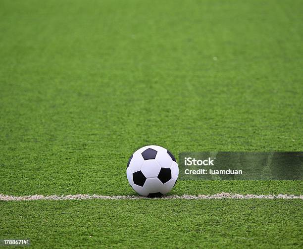 Riscas Em Branco Verde Campo De Futebol Com A Bola - Fotografias de stock e mais imagens de Ao Ar Livre - Ao Ar Livre, Bola de Futebol, Campo Desportivo