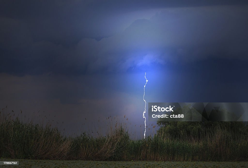 Belas nuvens de tempestade sobre o lago na Primavera - Royalty-free Agoirento Foto de stock