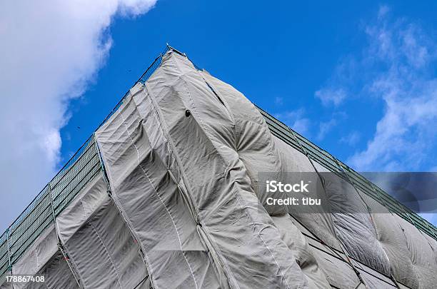 Cubierto En El Sitio De Construcción De Lona Gris Foto de stock y más banco de imágenes de Lona - Objeto fabricado - Lona - Objeto fabricado, Sector de la construcción, Arquitectura exterior