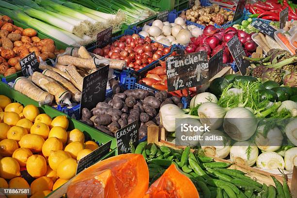 Produtos Hortícolas - Fotografias de stock e mais imagens de Abóbora-Menina - Cucúrbita - Abóbora-Menina - Cucúrbita, Alho Francês, Banca de Mercado