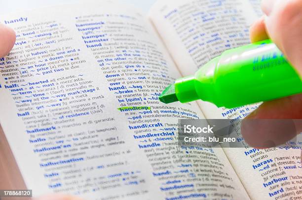 Foto de Destacando A Deficiente Palavra Sobre Um Dicionário e mais fotos de stock de Dicionário