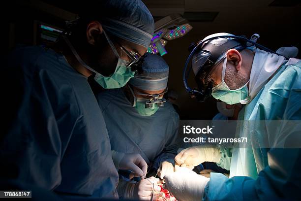 Chirurdzy - zdjęcia stockowe i więcej obrazów Światłowód - Światłowód, Opieka zdrowotna i medycyna, Badanie lekarskie