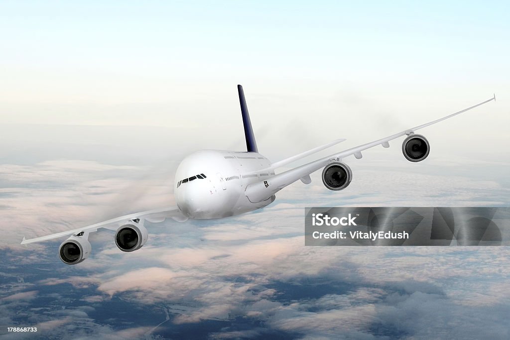 Moderne Flugzeug in den Himmel in der Nähe des Flughafens. - Lizenzfrei Abheben - Aktivität Stock-Foto