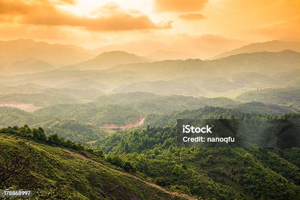 Montanhas Sob Humidade - Fotografias de stock e mais imagens de Ao Ar Livre - Ao Ar Livre, Arbusto, Azul