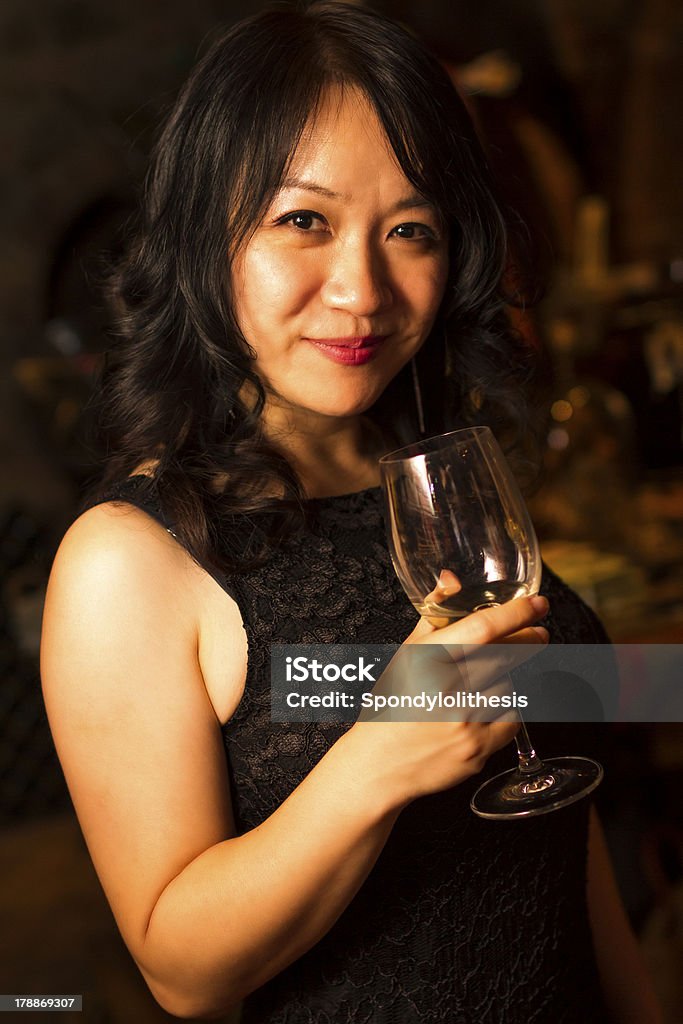 Lächelnd asiatische Mädchen Weinverkostung in Napa - Lizenzfrei Alkoholisches Getränk Stock-Foto