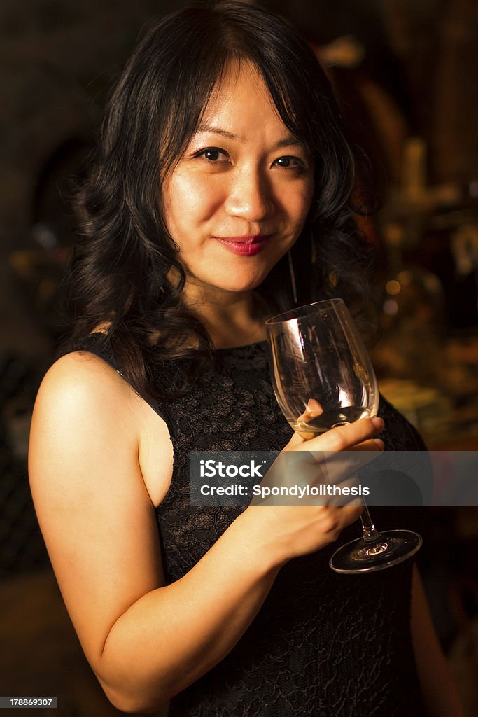 미소 아시아판 여자아이 와인 시음 in 내퍼 - 로열티 프리 30-39세 스톡 사진