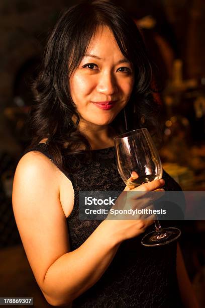 미소 아시아판 여자아이 와인 시음 In 내퍼 30-39세에 대한 스톡 사진 및 기타 이미지 - 30-39세, 감정, 개념