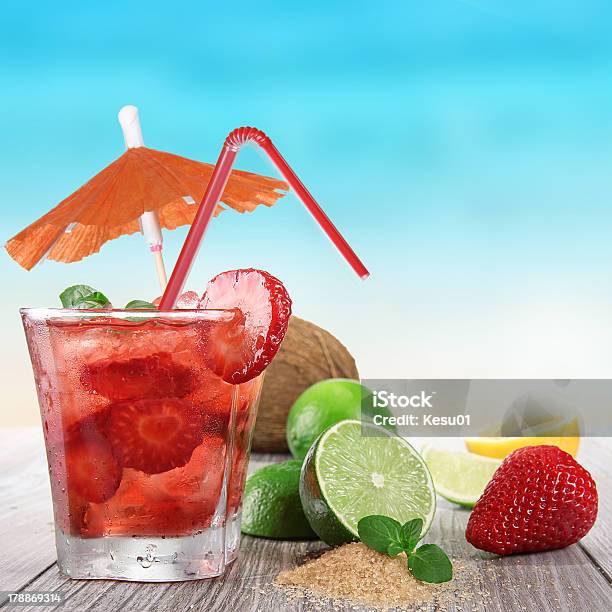 Letnie Napoje - zdjęcia stockowe i więcej obrazów Alkohol - napój - Alkohol - napój, Chłodny, Drewniany taras