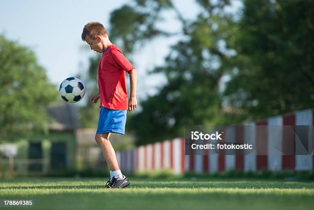 Dziecko Gra Futbol - zdjęcia stockowe i więcej obrazów Boisko - Boisko, Drzewo, Piłka nożna - Piłka