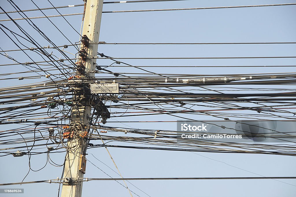 chaos de câbles - Photo de Alimentation électrique libre de droits