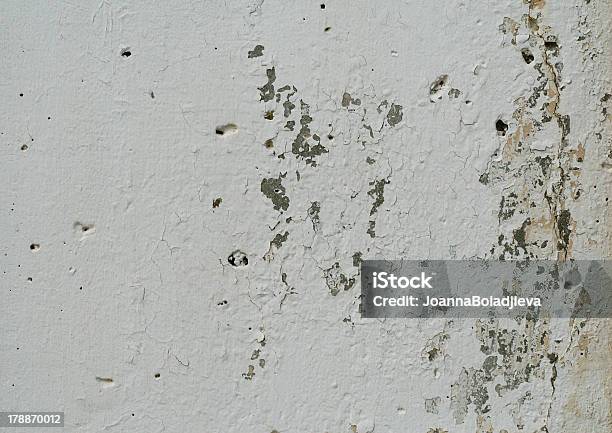 Blanco Plastered Pared Foto de stock y más banco de imágenes de Abstracto - Abstracto, Agrietado, Arquitectura