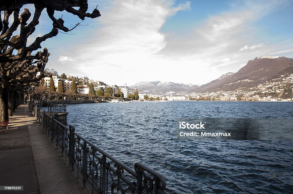 Lac et ville - Photo de Alpes européennes libre de droits