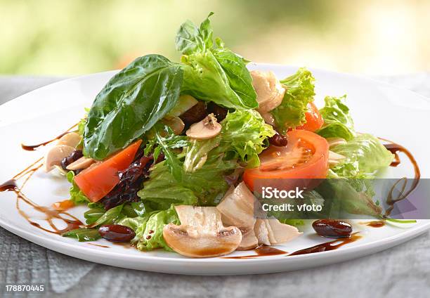 Frischer Salat Mit Pilzen Stockfoto und mehr Bilder von Balsamico - Balsamico, Basilikum, Fotografie