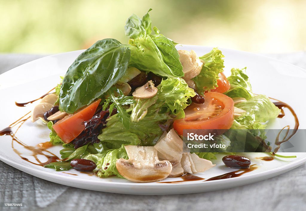 Свежий салат с грибами - Стоковые фото Базилик роялти-фри