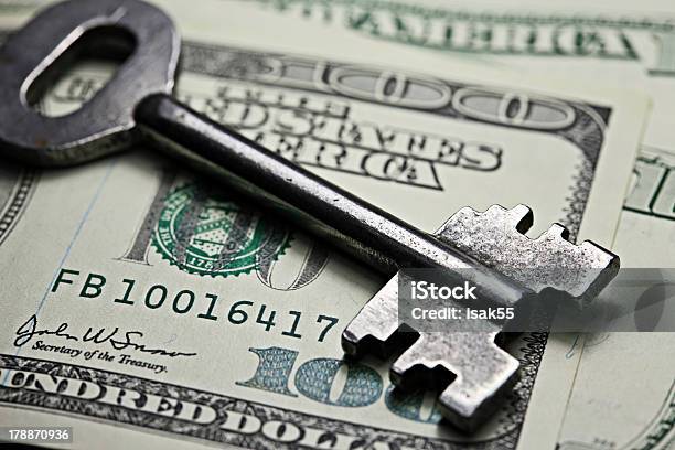 Schlüssel Auf Eine Hundertdollarbanknote Stockfoto und mehr Bilder von Bankgeschäft - Bankgeschäft, Bezahlen, Einheitlichkeit