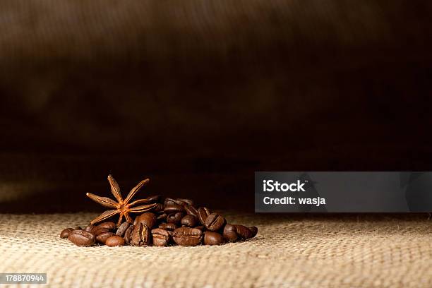 Café E Estrelas De Anis Em Sackcloth Com Copyspace - Fotografias de stock e mais imagens de Agricultura - Agricultura, Amontoar, Aniagem de Cânhamo