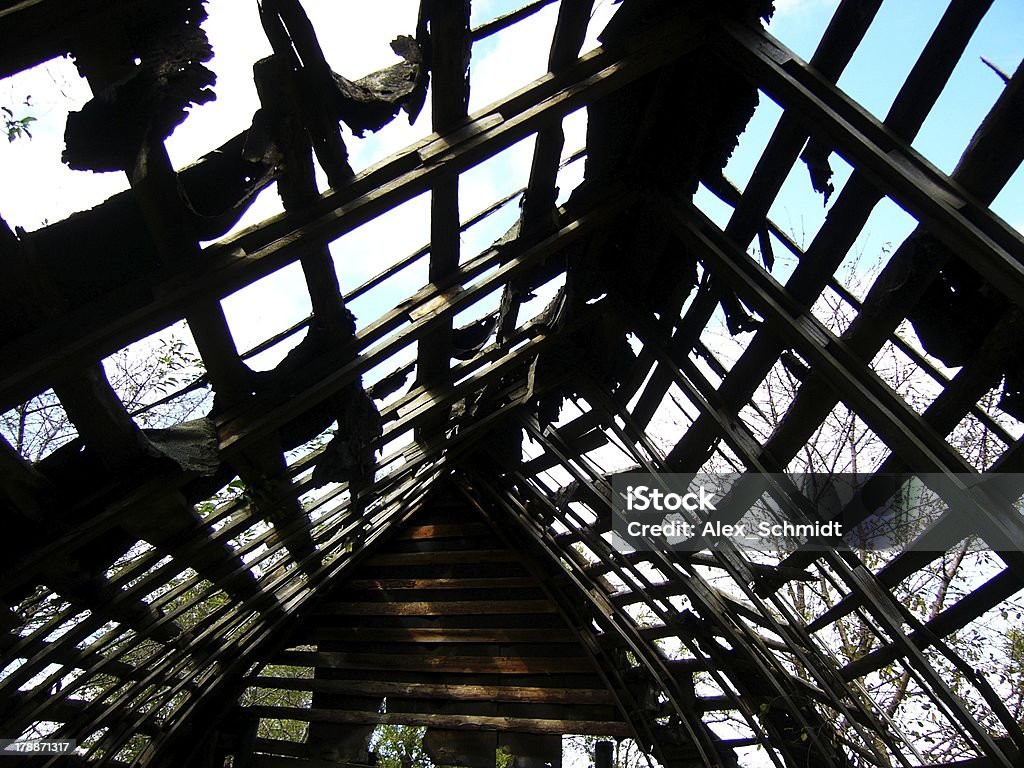 Extremal uszkodzone (przeciekające) dachu magazynu po Huragan - Zbiór zdjęć royalty-free (Chatka)