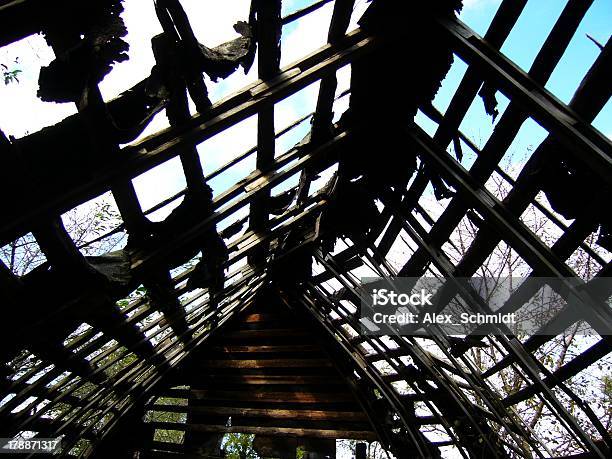 Extremal Uszkodzone Dachu Magazynu Po Huragan - zdjęcia stockowe i więcej obrazów Chatka