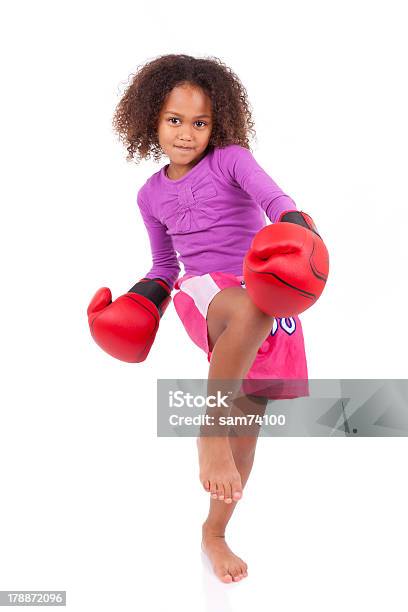 리틀 무에타이 권투 여자아이 사용하여 자신의 무릎 권투-스포츠에 대한 스톡 사진 및 기타 이미지 - 권투-스포츠, 소녀, 컷아웃