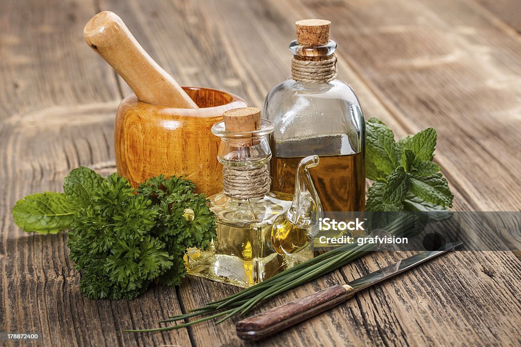 Erbe aromatiche e olio d'oliva - Foto stock royalty-free di Alimentazione sana