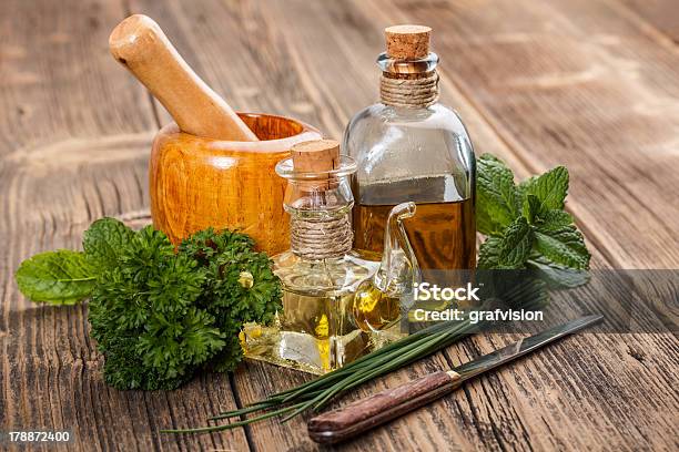 Erbe Aromatiche E Olio Doliva - Fotografie stock e altre immagini di Alimentazione sana - Alimentazione sana, Bottiglia, Cibo