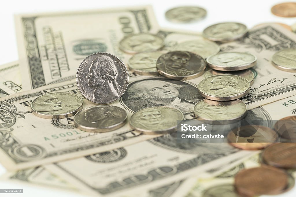 Monedas americanas dispersada todo en los billetes de banco - Foto de stock de Factura libre de derechos