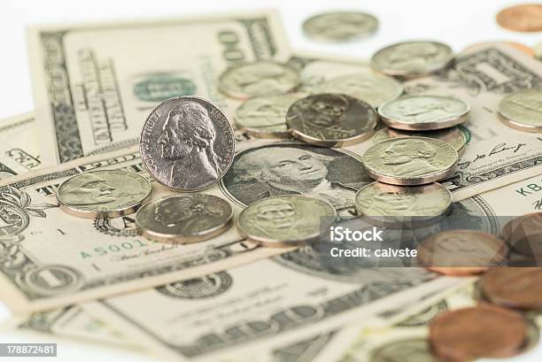Monedas Americanas Dispersada Todo En Los Billetes De Banco Foto de stock y más banco de imágenes de Factura