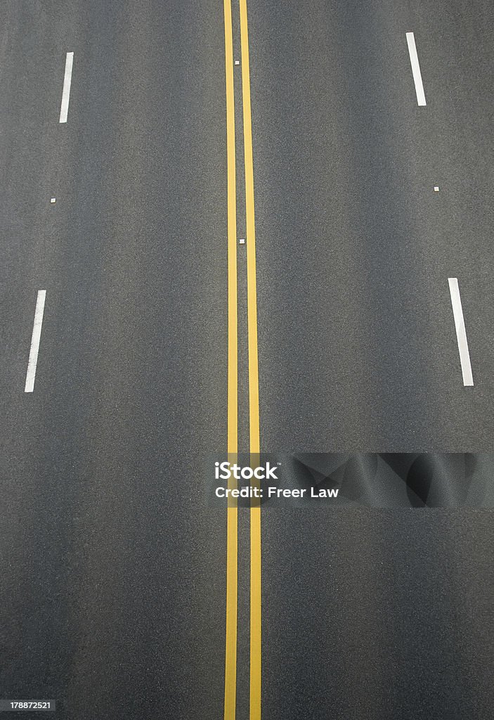 Doble línea amarilla y líneas sobre blacktop Divisor blanco - Foto de stock de Aire libre libre de derechos