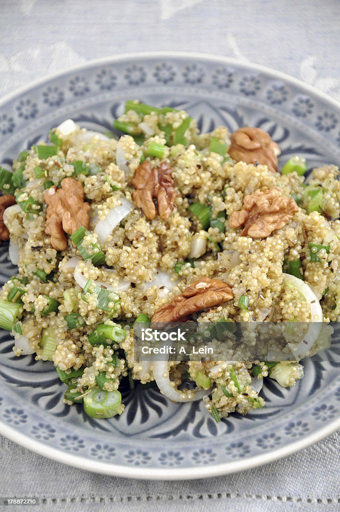 Salade de Quinoa bio végétalien avec noyer - Photo de Aliment libre de droits