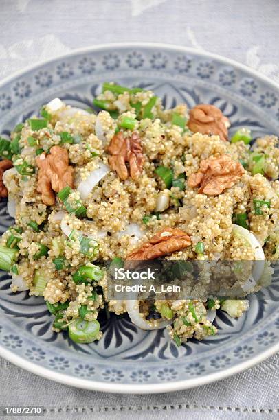 Photo libre de droit de Salade De Quinoa Bio Végétalien Avec Noyer banque d'images et plus d'images libres de droit de Aliment - Aliment, Aliment cru, Aliments et boissons