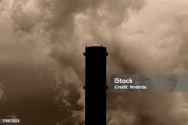 Central Termoelétrica - Fotografias de stock e mais imagens de Carvão - Carvão, Chaminé - Estrutura Feita pelo Homem, Chaminé de Fábrica