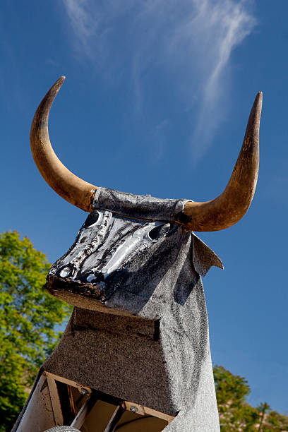 toy bull's head - bull horned bullfight toy - fotografias e filmes do acervo