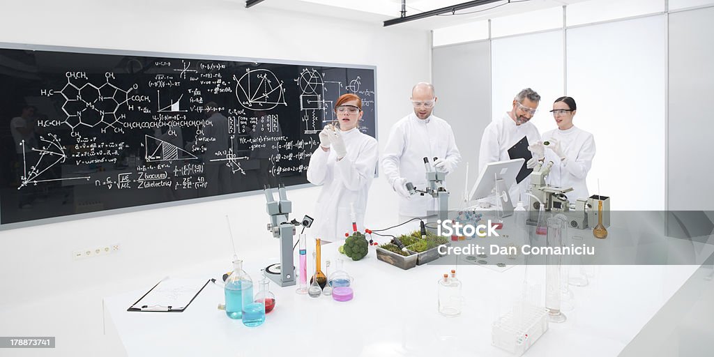 Estudios experimentales de laboratorio de bioquímica - Foto de stock de Experimento científico libre de derechos