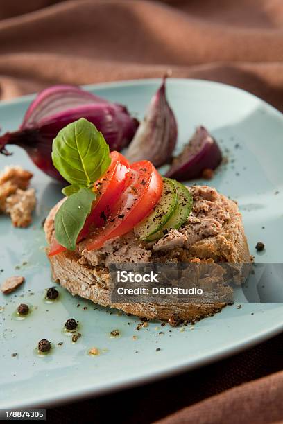 Paté De Un Sándwich En Placa Foto de stock y más banco de imágenes de Albahaca - Albahaca, Alimento, Aperitivo - Plato de comida