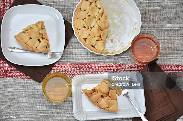 Disposición De La Mesa Con Pastel De Manzana Y Té Foto de stock y más banco de imágenes de Alimento - Alimento, Azul, Brillante