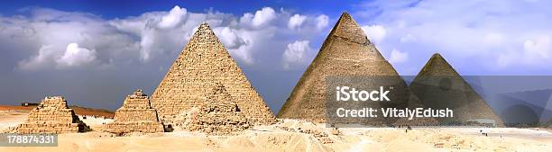 Wielkie Piramidy Położony W Gizie Panorama - zdjęcia stockowe i więcej obrazów Antyki - Antyki, Archeologia, Azja Zachodnia