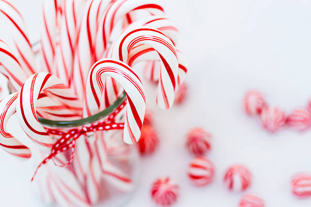 zuckerstangen - peppermint candy stick striped stock-fotos und bilder
