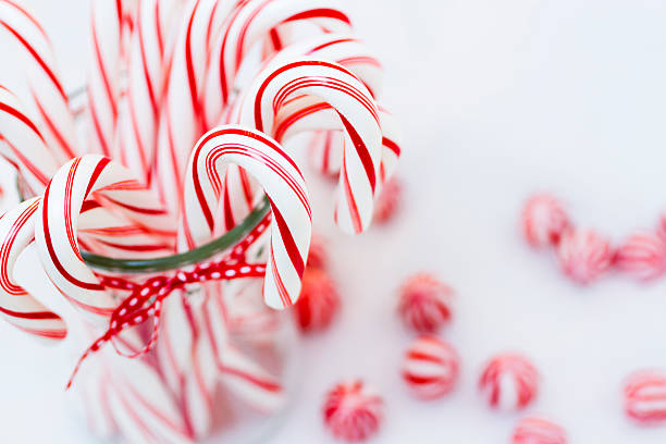 bastoncini di zucchero - peppermint candy stick striped foto e immagini stock