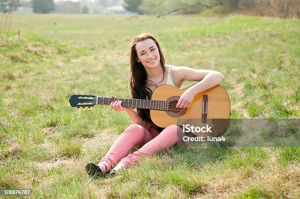 Frau Spielt Gitarre Stockfoto und mehr Bilder von Akustikgitarre - Akustikgitarre, Attraktive Frau, Blues